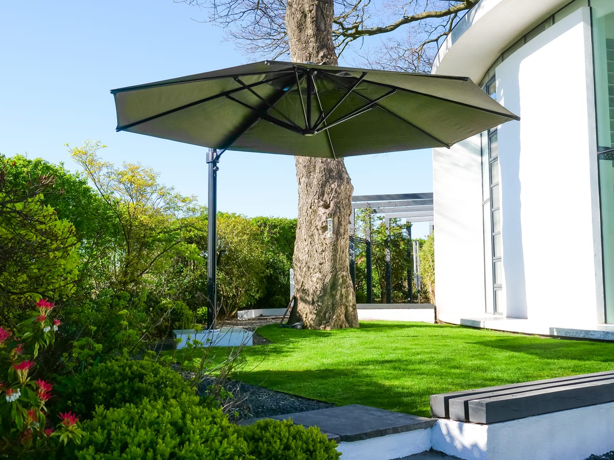 4m Octagonol Cantilever Parasol - Eclipse