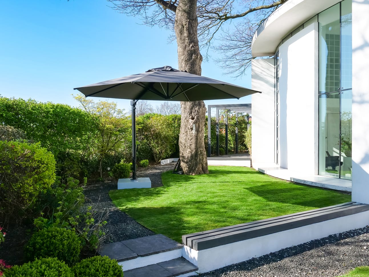 4m Octagonol Cantilever Parasol - Eclipse