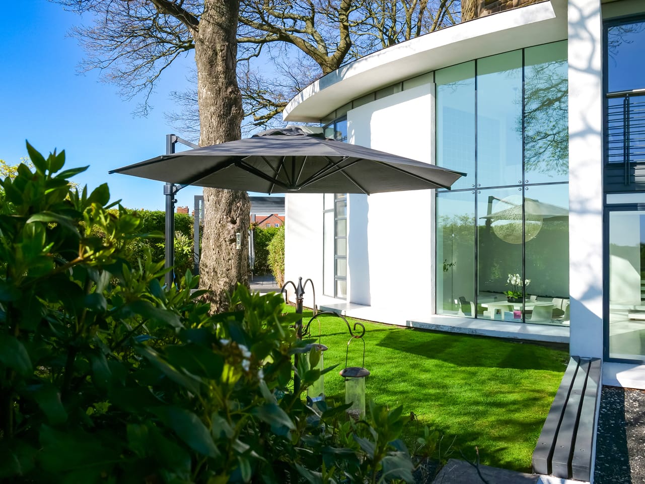 4m Octagonol Cantilever Parasol - Eclipse