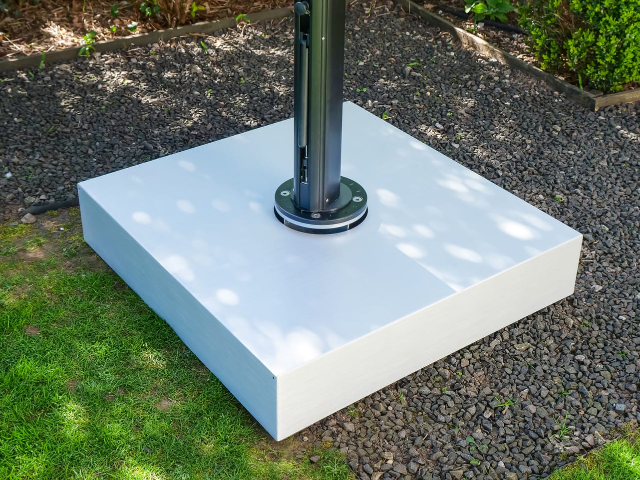 4m Octagonol Cantilever Parasol - Eclipse