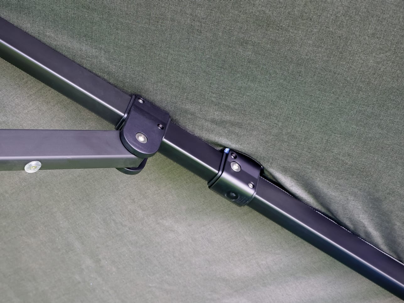 4m Octagonol Cantilever Parasol - Eclipse