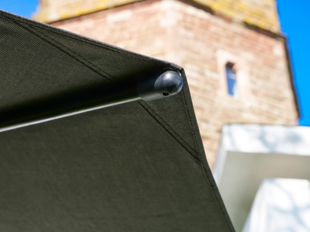 4m Octagonol Cantilever Parasol - Eclipse