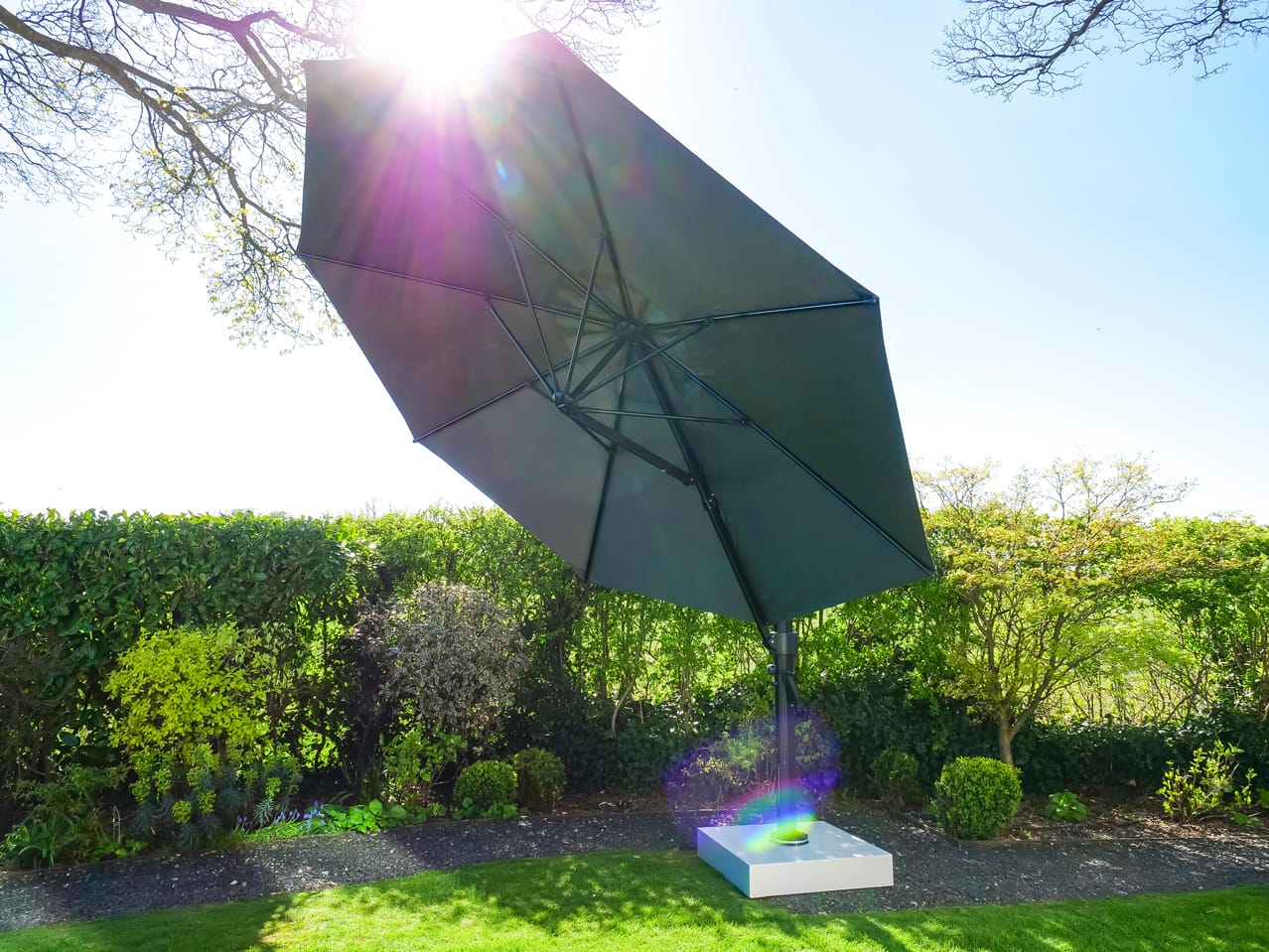 4m Octagonol Cantilever Parasol - Eclipse