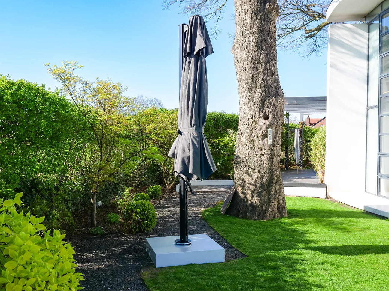 4m Octagonol Cantilever Parasol - Eclipse