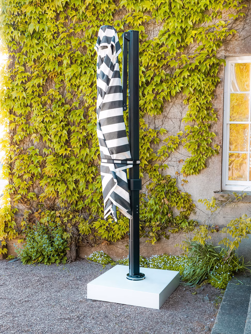 3m Square Cantilever Parasol - Eclipse