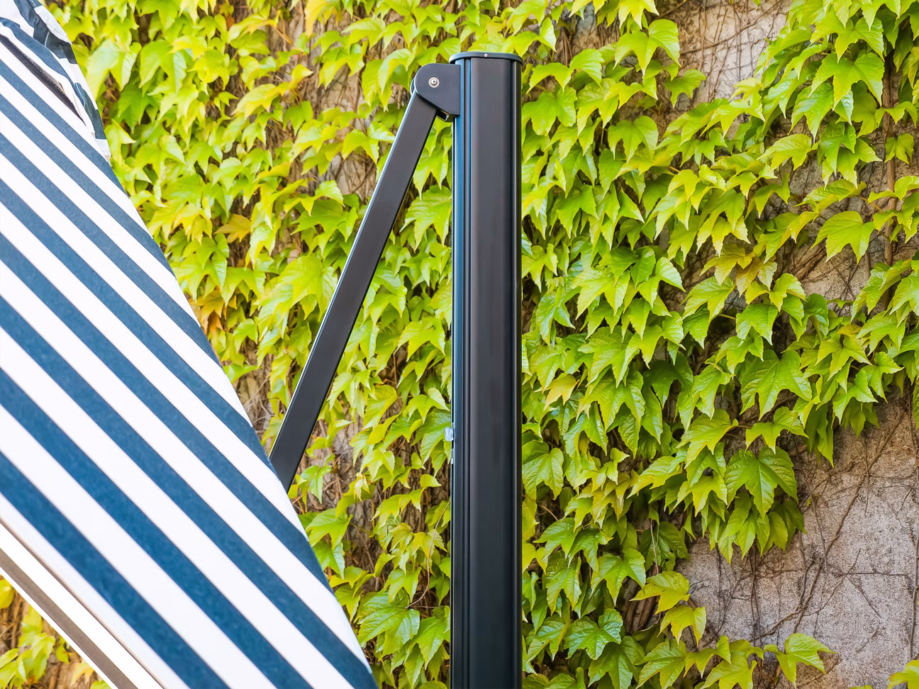 3m Square Cantilever Parasol - Eclipse